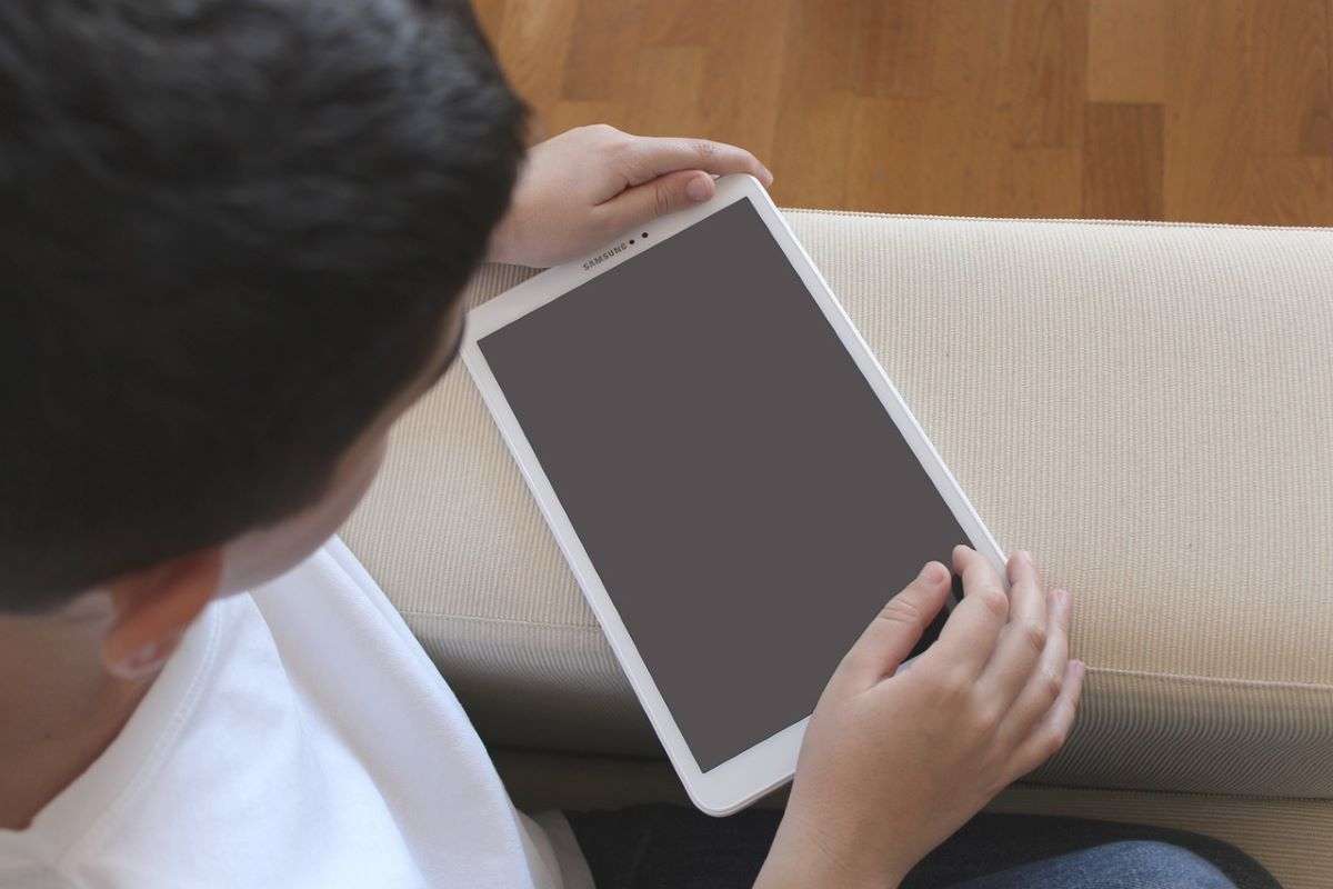 bambini vanno tenuti lontani da smartphone e tablet rischi enormi